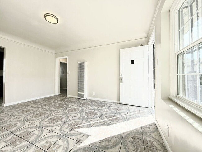 Photo - 338 W 61st St