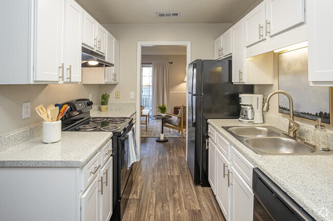 2BR, 2BA - 1,050SF