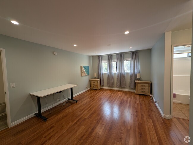 Building Photo - 7515 Winnetka Ave Unit 104PBR Rental