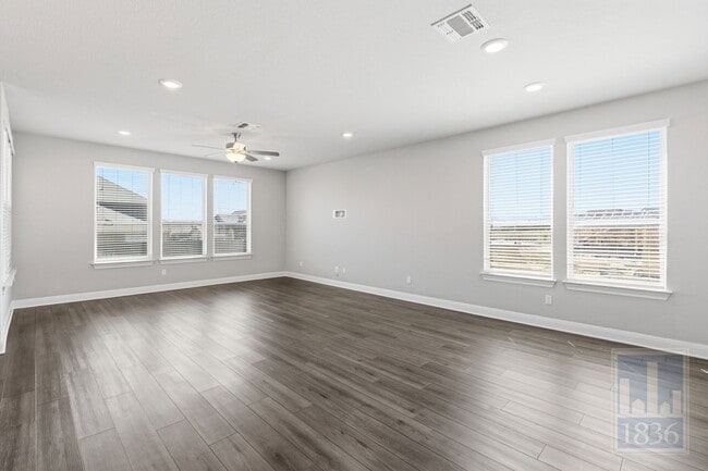 Photo - 555 Purple Heart Dr