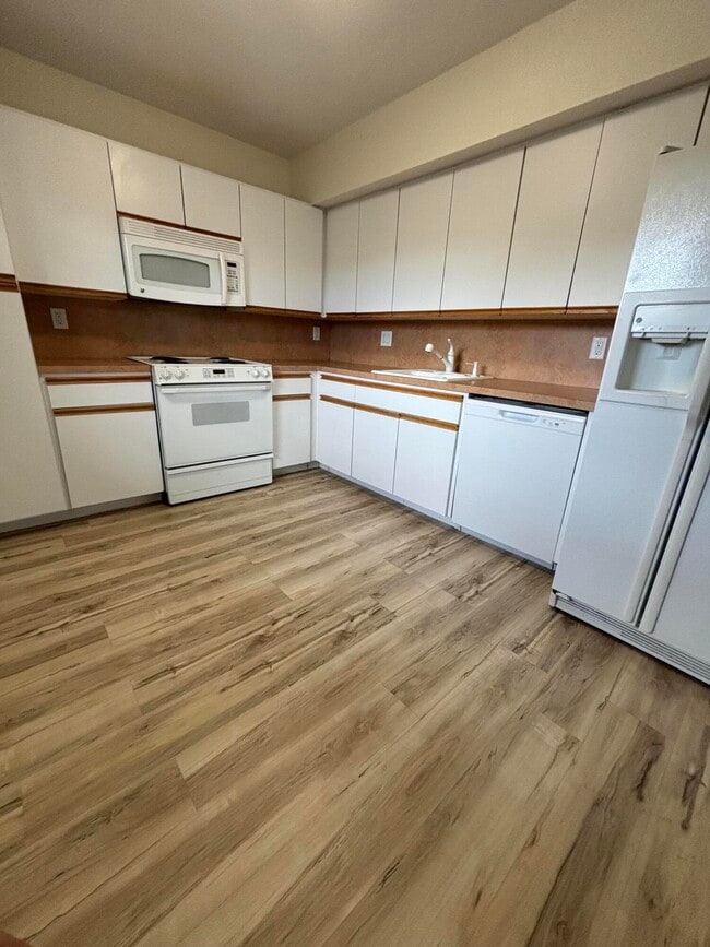 Photo - 555 Oaks Ln Unit 309