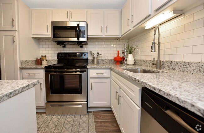 Kitchen + Granite Counters - Hudson on the Greenway Rental