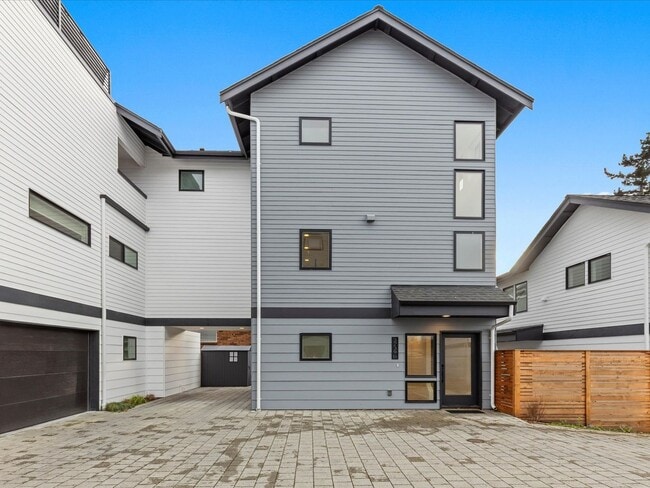 Building Photo - 2bd/1.75ba Seattle Home