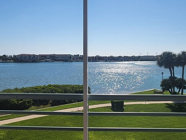 Photo - Condo - Coral Pointe At Harbourside with Water Views Unidad P589 - 8040 Sailboat Key Blvd S, 203