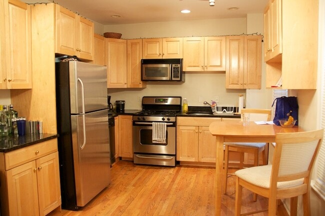 Building Photo - 23 Aspinwall Ave Unit 2