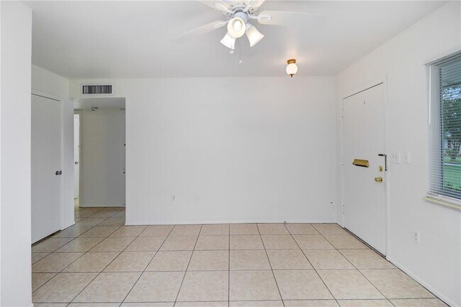 Photo - 1309 Warwick Ct Casa