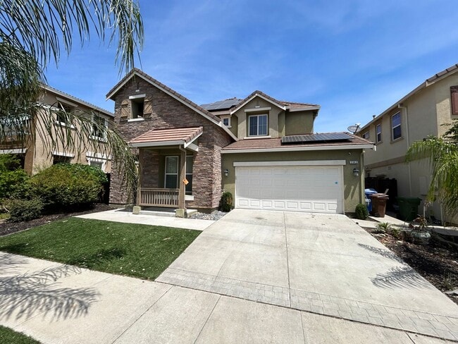 Building Photo - Beautiful 4 Bedroom 3 Bathroom in Quiet Neighborhood with SOLAR