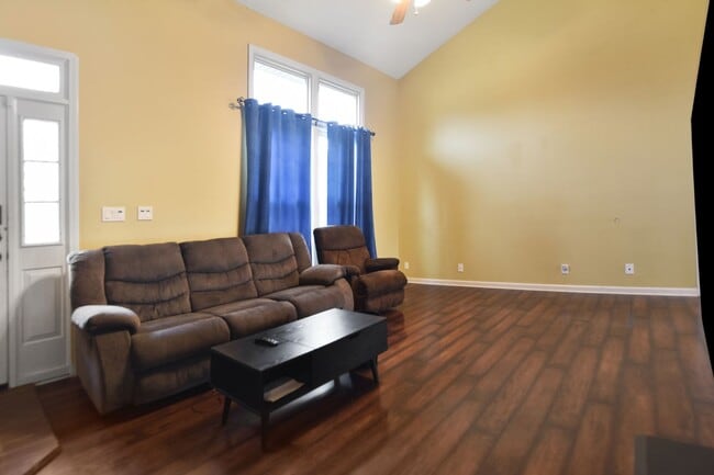 Photo - Pet Friendly Three Bedroom!