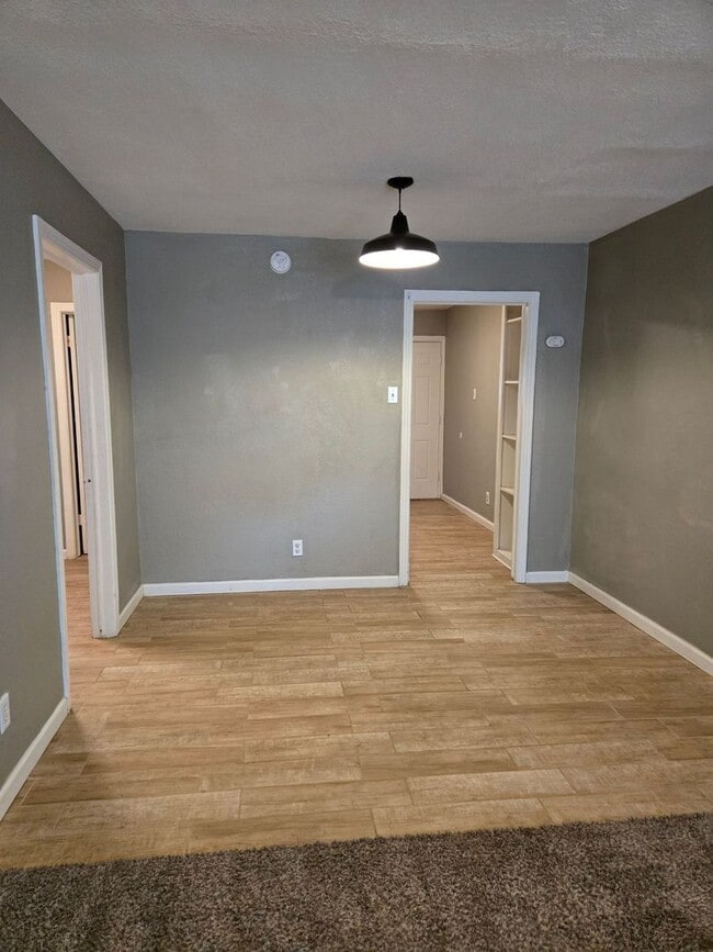 Photo - 1905 Poage Ave