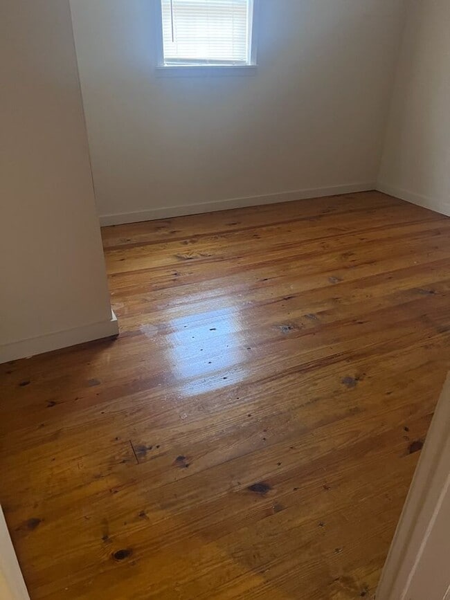 Building Photo - $275 Weekly Paid Rent - All utilities included Unit 1323 hankins st