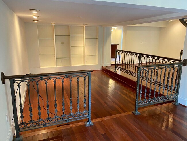 Photo - Apartment in Historic Mt Vernon Building Unidad Apartment - PM Hold $1600 - 11/2024