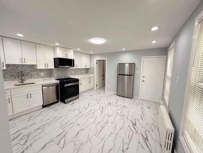 Building Photo - 218 Princeton St Unit 2