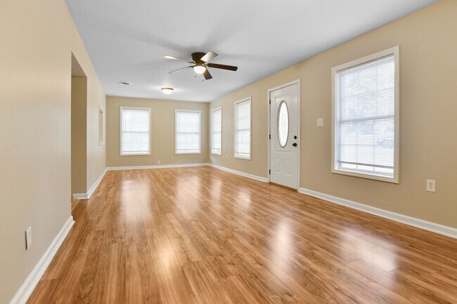 Photo - Pet Friendly Three Bedroom!