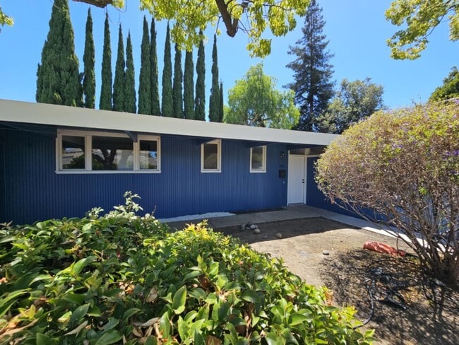 Building Photo - BEAUTIFUL "Blue Bungalow" 4 Bed/3 Bath Hom... Rental