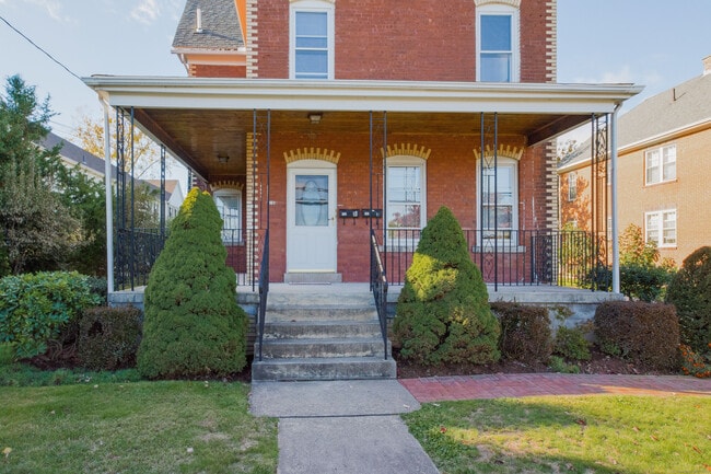 Building Photo - 181 Newington Rd Unit A Rental