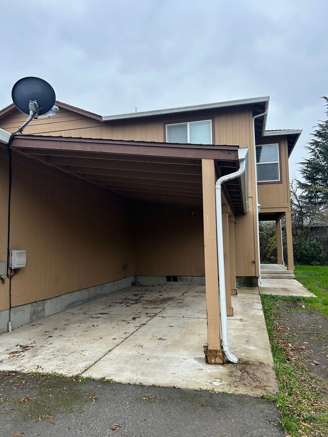 Building Photo - 3 Bedroom 2.5 Bath Duplex