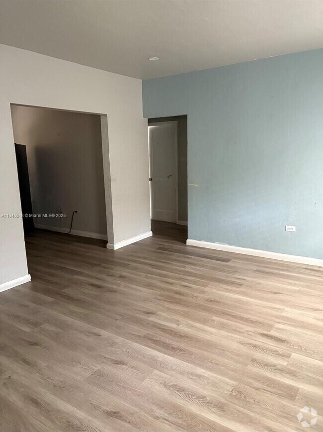 Building Photo - 960 SW 7th St Unit 2 Rental