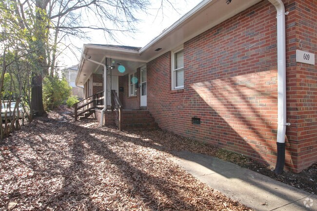 Building Photo - Two bed/one bath brick duplex with yard sp... Rental