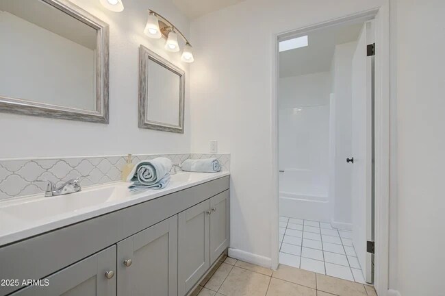 dual sink master - 712 S Lebanon Ln Unit UniversityShadows