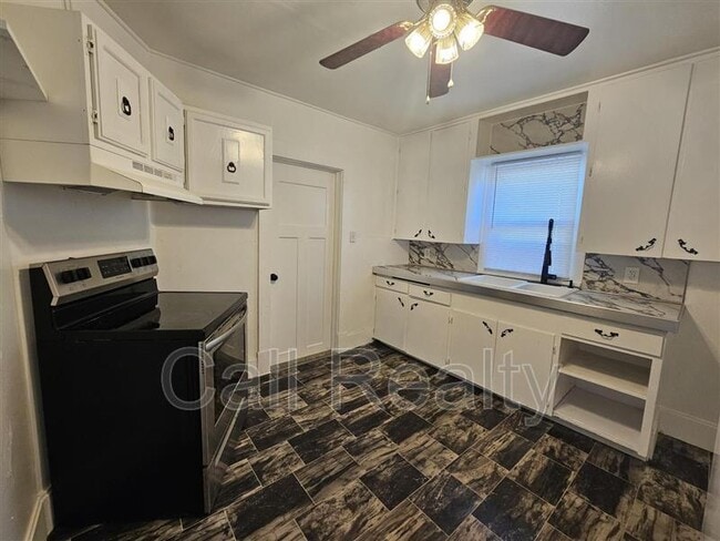 Building Photo - 2721 E Rowan Ave Rental