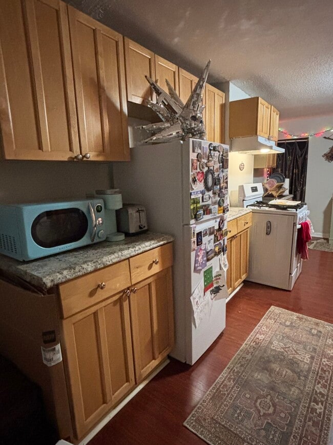 Building Photo - 247 Bennington St Unit 3