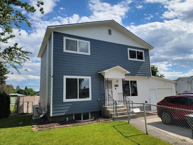 Building Photo - Beautiful 3-Bedroom Home - EV Charger - Pet Friendly
