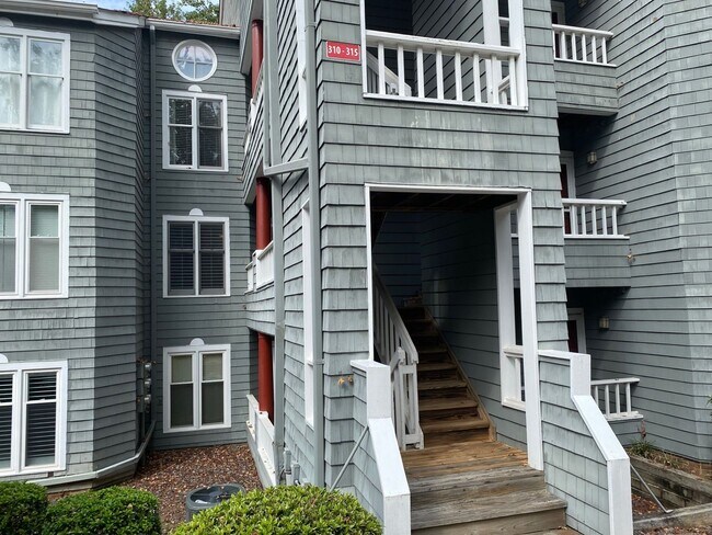 Waterfront - 2 Bed/ 2 Bath Condo - Conveni... - Waterfront - 2 Bed/ 2 Bath Condo - Conveni...