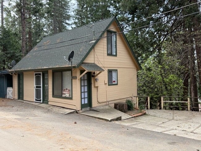 Building Photo - Charming 2-Bedroom Loft-Style Home in the Heart of Twain Harte