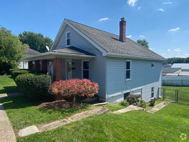 Building Photo - 4 Bedroom / 1 Bath Home For Rent!