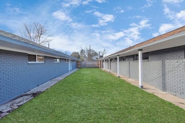Photo - 3655 Seabrook St
