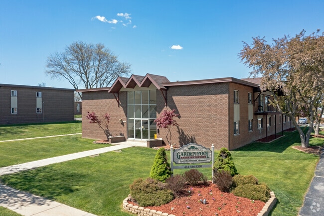 Photo - Garden Pool Apartments