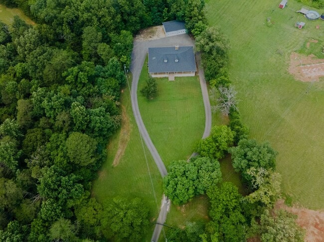 Spacious 3-Bedroom home with Wrap-Around P... - Spacious 3-Bedroom home with Wrap-Around P...