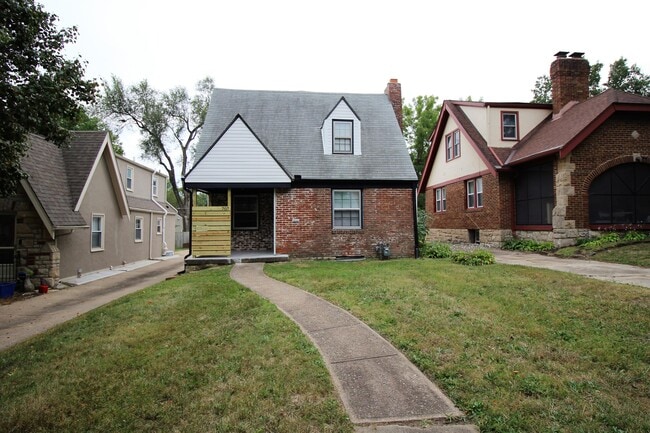 Photo - 707 E 72nd St