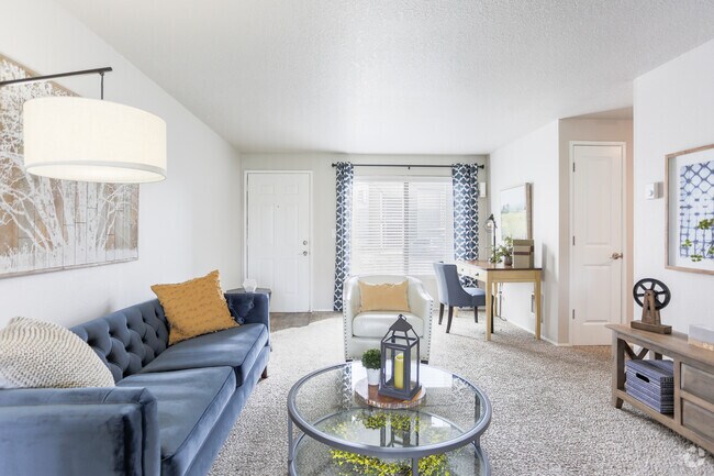 2BR, 1BA - 900SF
