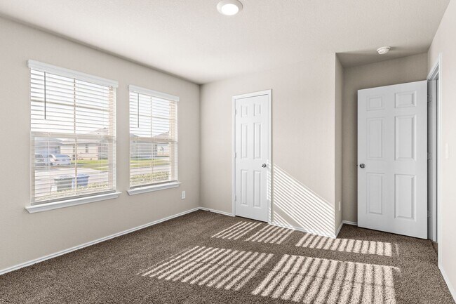 Photo - 4 bedroom 2 bath in Creekside Hills with Pool Access