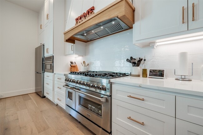 Photo - 907 W 43rd St