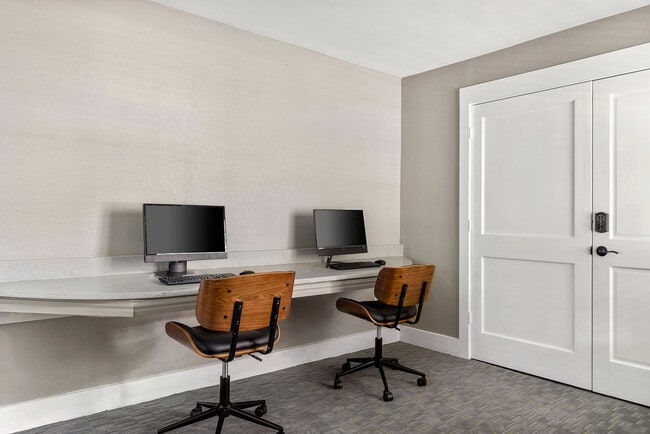 C235270_Clubhouse_BusinessCenter_13727