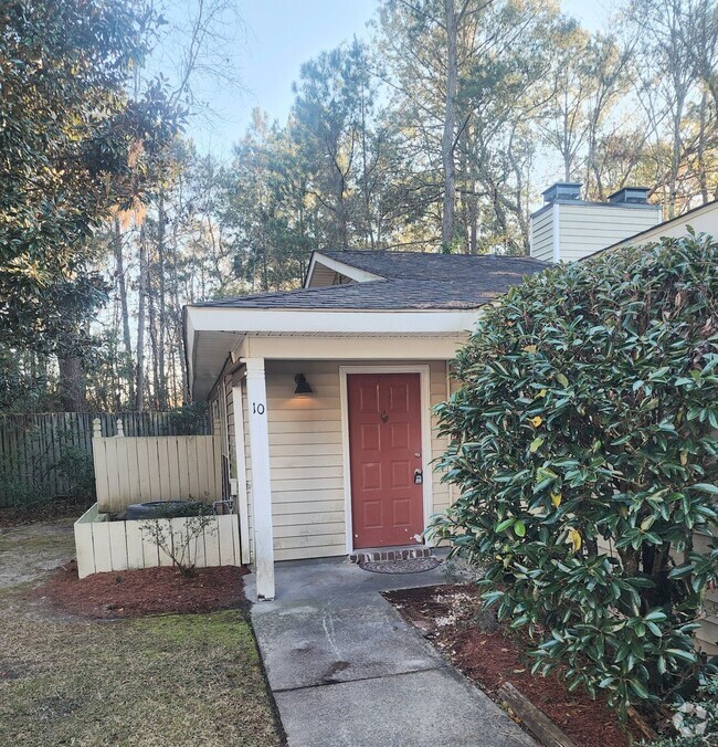 Building Photo - 2 bedroom, 2 bath townhome with Georgetown...