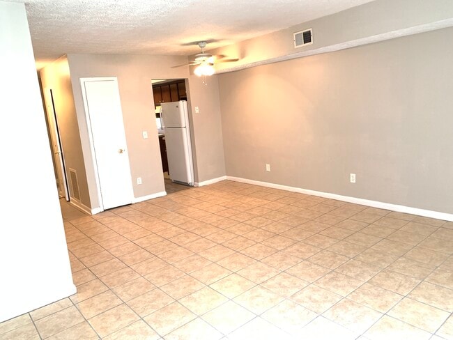 Building Photo - 589 Delzan Plz Unit 4 Rental