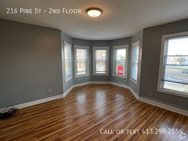 Building Photo - Large, Four Bedroom Unit 2nd Floor Rental