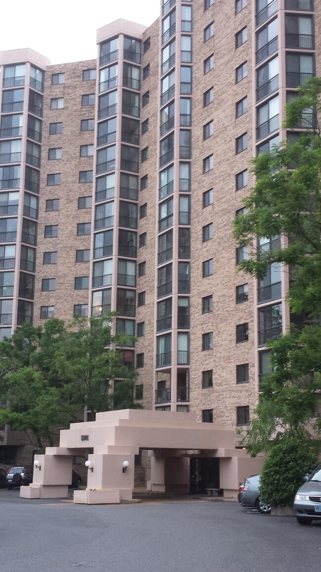 Edificio 1 - 5901 Mt Eagle Dr Unidad 910