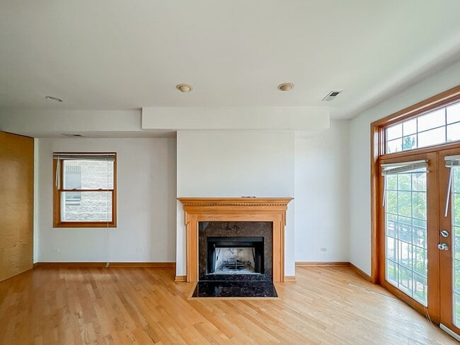 Building Photo - 1103 W Cornelia Ave Unit 1103-2