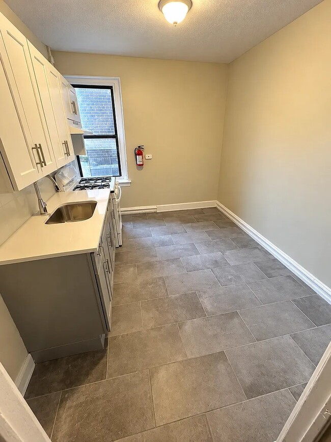 Building Photo - 160 Ellis Ave Unit 401