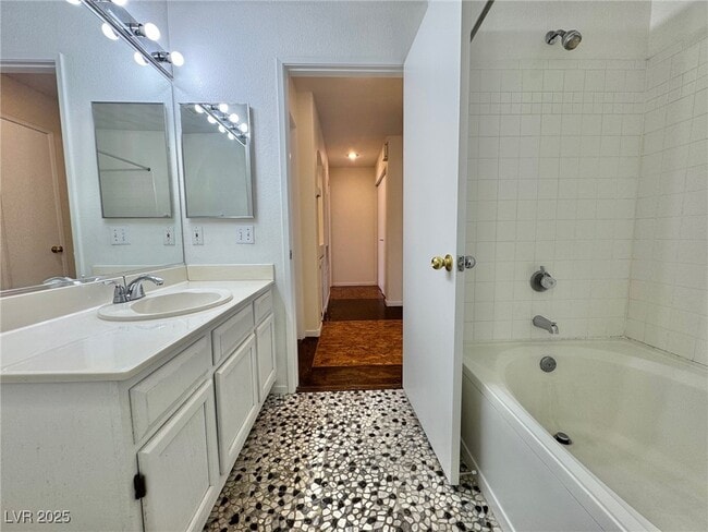 Photo - 5415 W Harmon Ave Unidad 2180
