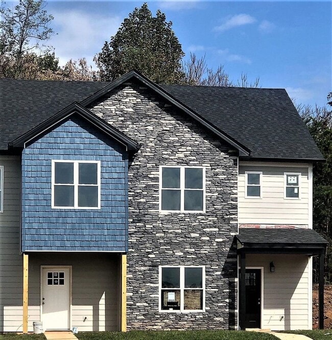 Building Photo - 3 Bedroom Townhome in Lynchburg