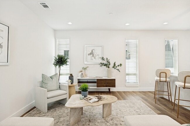 Building Photo - 5637 Live Oak St Unit 204