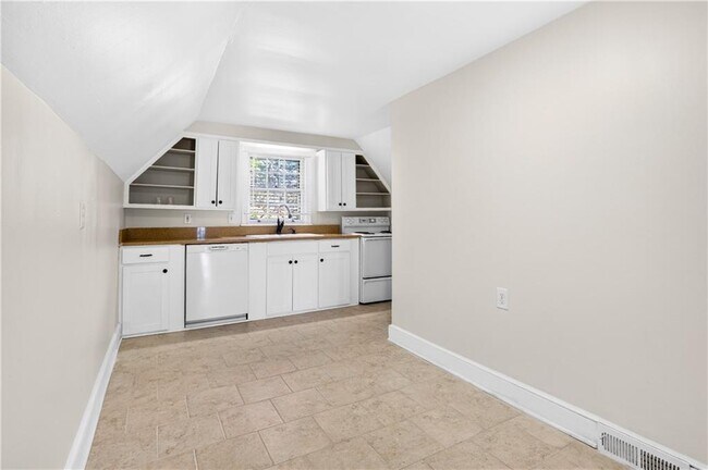 Photo - 613 Pelham Rd NE