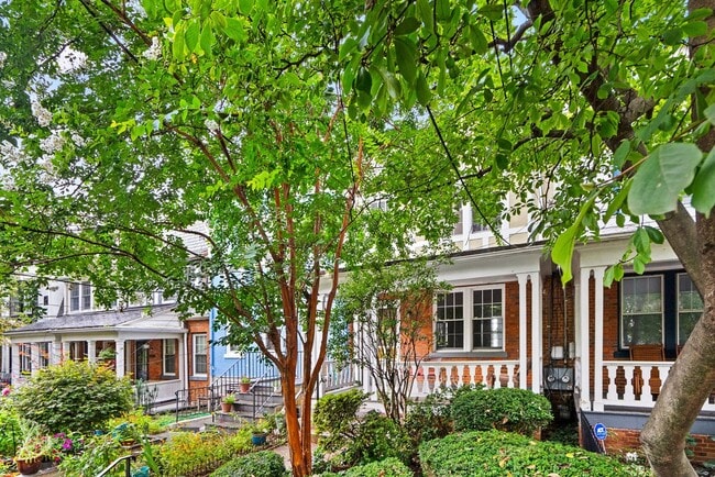 Building Photo - 3 Bed 2 Bath - Glover Park Row Home - Fini...