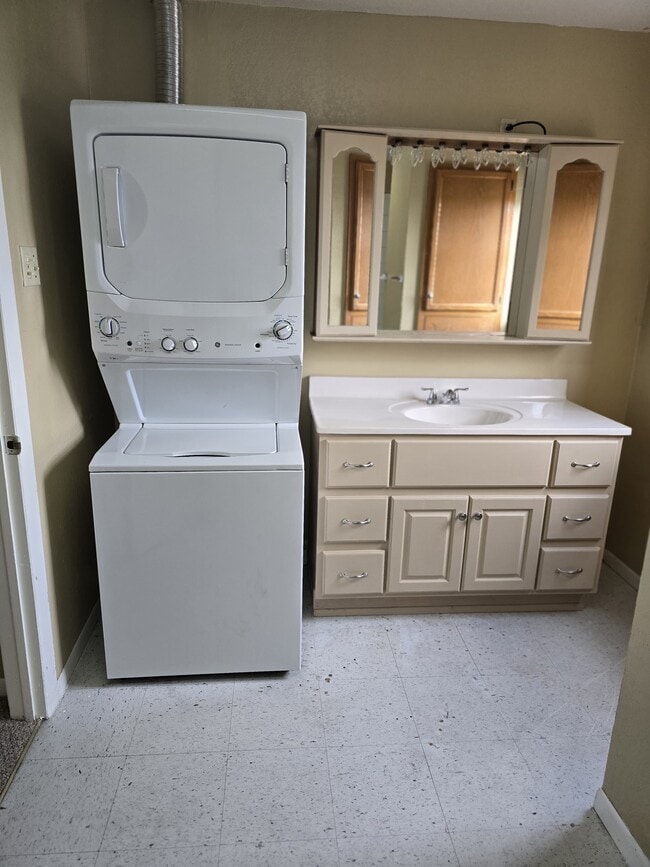 Photo - 615 S Smith St Apartamentos