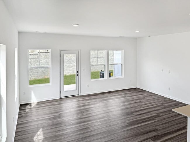 Photo - 911 Pilot St